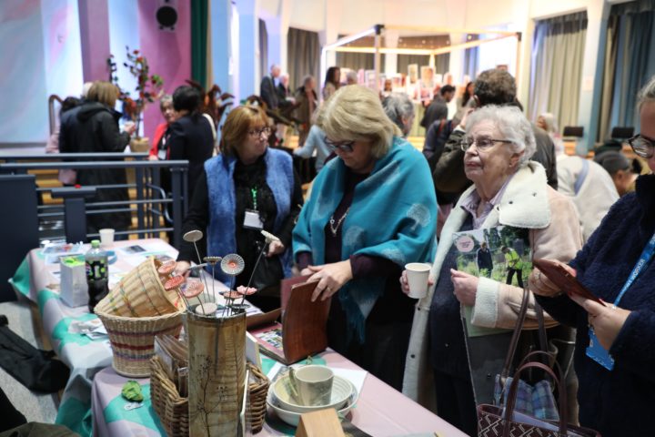 People shopping our items