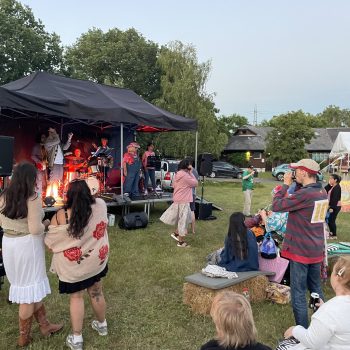 A band playing at Delrow Festover